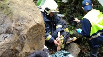 三峡区熊空桥2吨落石从天而降 女子双脚被压住