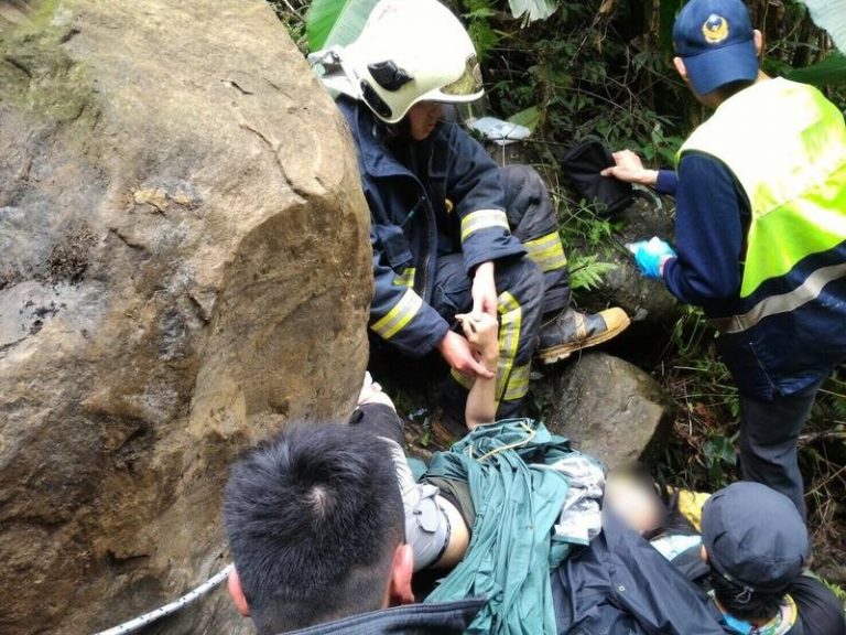 三峽區熊空橋2噸落石從天而降 女子雙腳被壓住