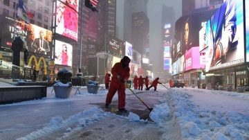 暴风雪抵纽约 积雪成冰 周末还有一轮