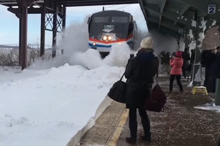 開始覺得有趣，瞬間變成慘叫！紐約小鎮火車進站釀「雪暴」