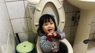 妹妹跪坐马桶里玩水 小姊姊上前帮忙冲水 玩得不亦乐乎 妈妈开门后崩溃：气到剩下半条命