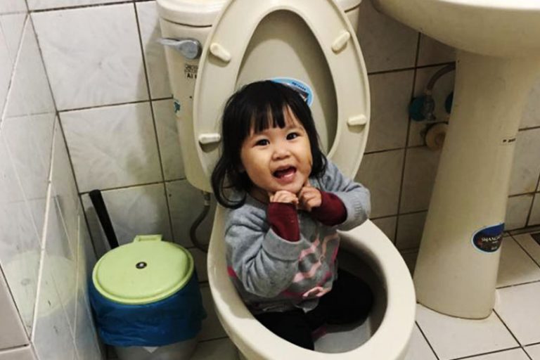妹妹跪坐馬桶里玩水 小姊姊上前幫忙沖水 玩得不亦樂乎 媽媽開門後崩潰：氣到剩下半條命