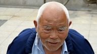 农村老大爷走进豪华餐厅被赶了出去，结果出人意料（视频）