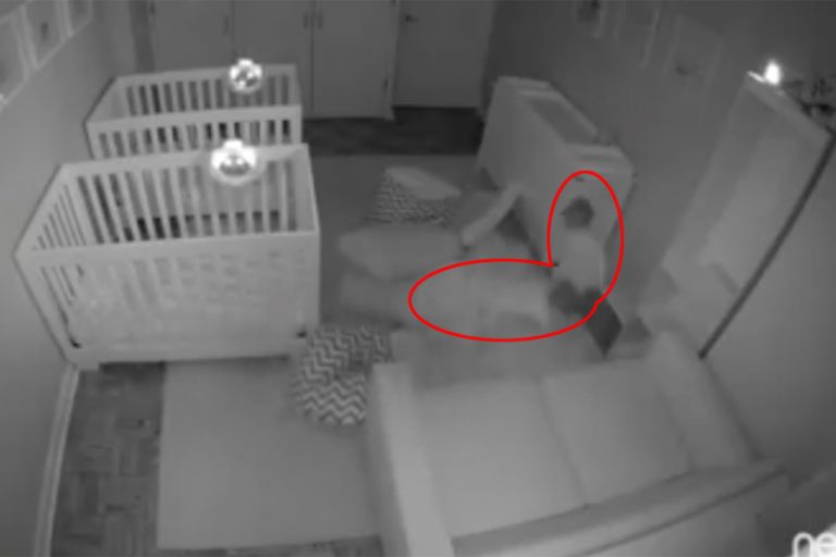 爸媽以為睡著了 雙胞胎2歲娃才開始他們熱鬧的夜生活