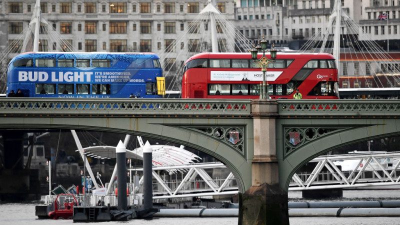 倫敦恐襲 直擊歹徒犯案、婦女跳橋逃生畫面