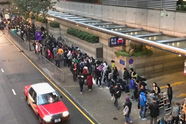 快訊! 香港特首選舉在即 逾百媒體清晨大排長龍50米