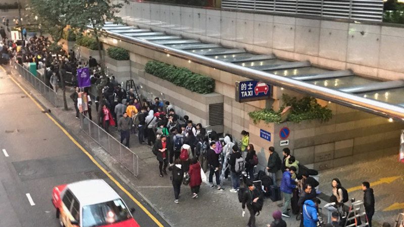 快讯! 香港特首选举在即 逾百媒体清晨大排长龙50米