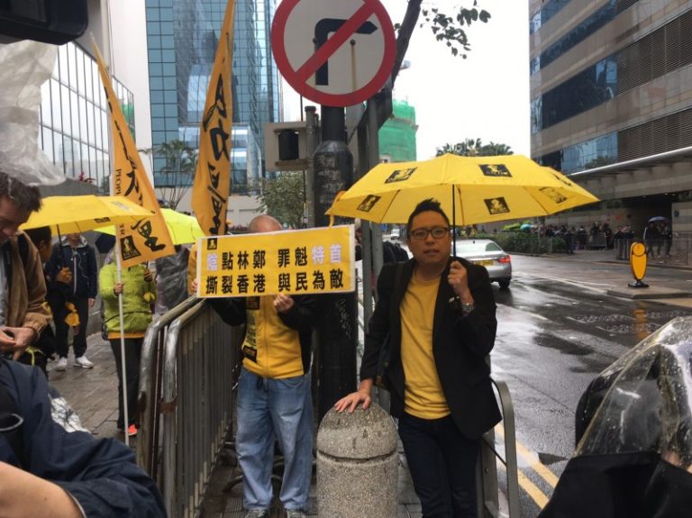 香港特首選舉 場外親共啦啦隊稱「是臨時過來的」