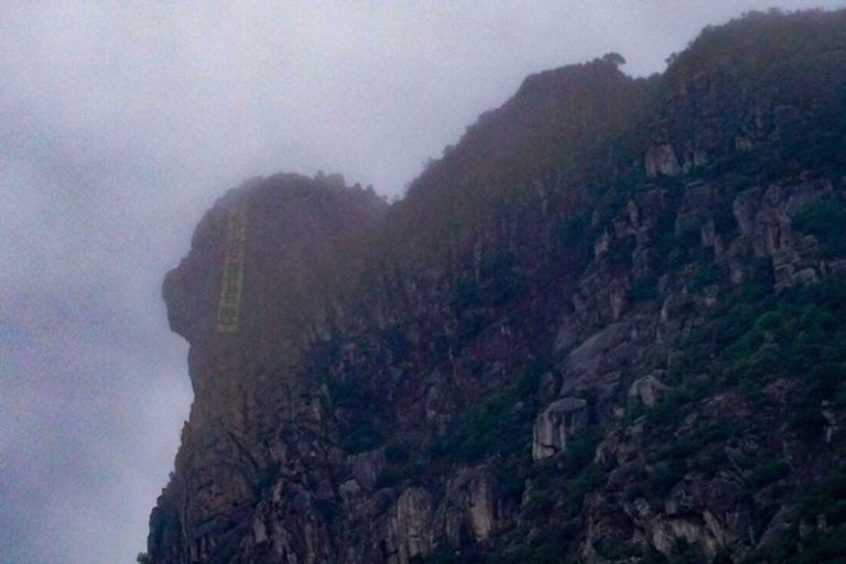 「我要真普選」條幅 驚現獅子山