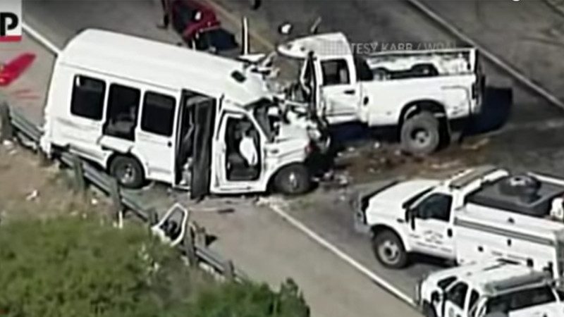 美德州教堂巴士撞卡车 12死3伤