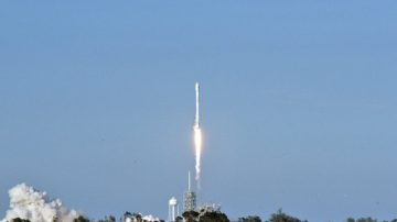 太空飞行迈大步 SpaceX成功发射“回收火箭”