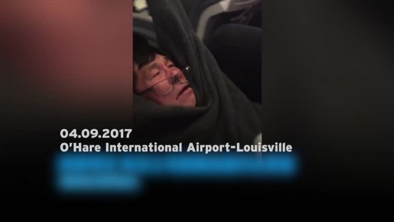 不願換航班 乘客被暴力拖下飛機