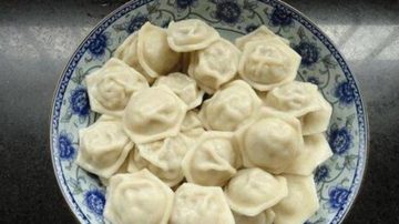 擀面杖滚一下 35个饺子立马成型！老外包饺子竟让中国人开眼界