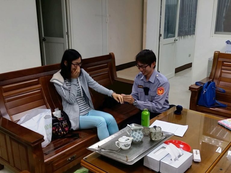 男友在派出所求婚，您會開心嗎？女主角害羞的說...
