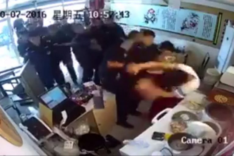 打女人絲毫不手軟 城管圍毆業主 棍棒鐵鍬齊上