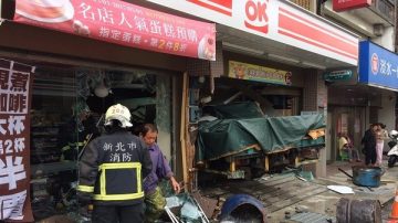 大貨車疑剎車失靈 衝入便利商店 女店長受困櫃台