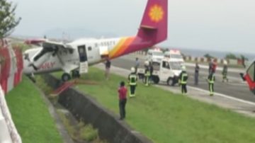 台德安19人飞机撞护栏 旅客惊魂：捡回命