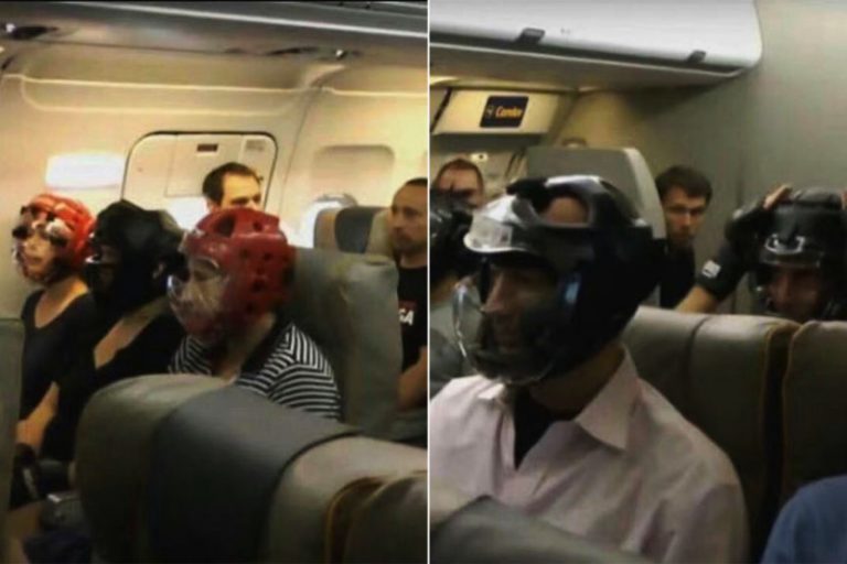 乘客被拖下機 美聯航機艙內畫風驟變 乘客戴頭盔自保