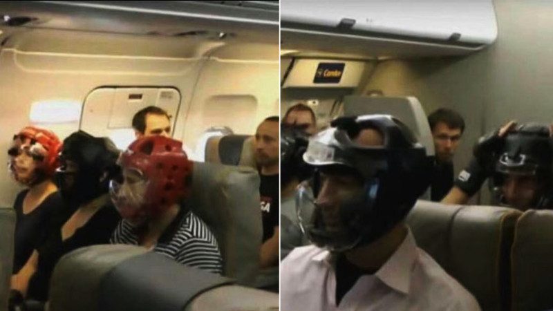 乘客被拖下機 美聯航機艙內畫風驟變 乘客戴頭盔自保