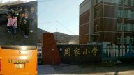 校车严重超载调包  5小学生被司机打伤住院