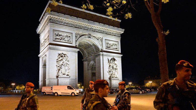 巴黎杀警 歹徒一出狱就犯案 观光客惊吓逃命