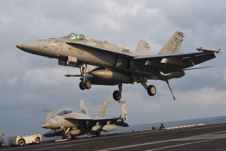 美軍航母卡爾文森號出意外 F18戰機墜海 飛行員彈射逃生