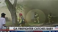 失火楼上扔下小婴儿 美消防员奇迹接娃