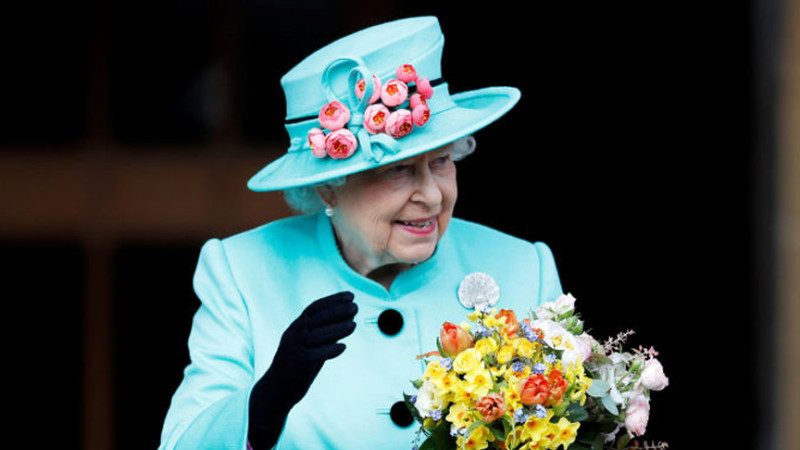 女王庆91岁生日看赛马 军方鸣礼炮祝贺