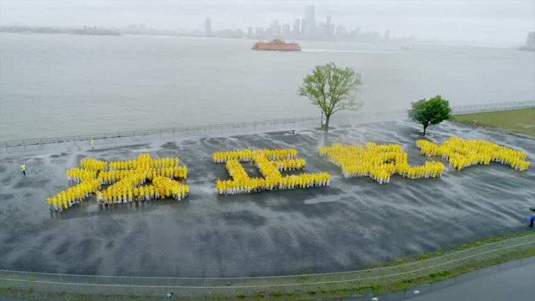 冷雨難擋感恩心 兩千法輪功學員紐約排字