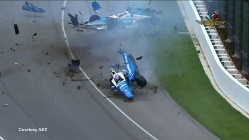 Indy500賽車撞碎又起火 車手安然無恙