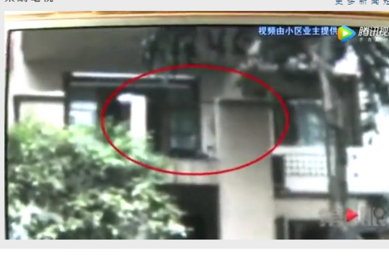 重慶男剪刀刺母30多下 被警方擊傷制服