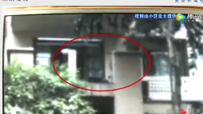 重庆男剪刀刺母30多下 被警方击伤制服