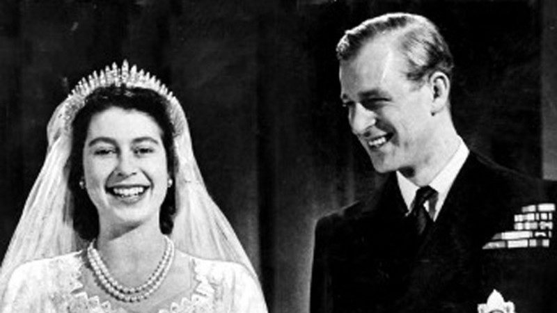 95岁亲王要退休 70年前大婚视频再现 女王超美