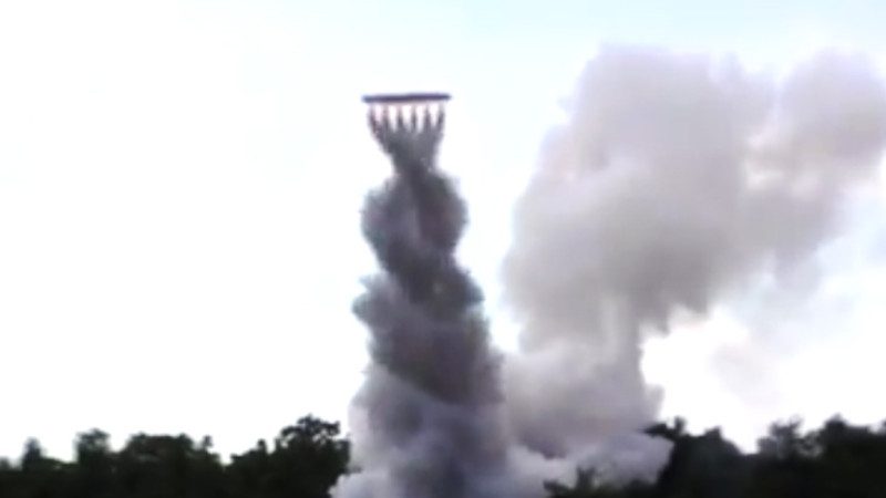 泰国民间火箭升空 麻花烟柱直冲数千米