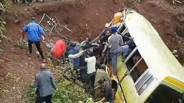 坦桑尼亞小學校車雨中失控墜谷 35人罹難