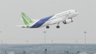 中国C919赌命首飞：全程穿救生衣不敢收起落架
