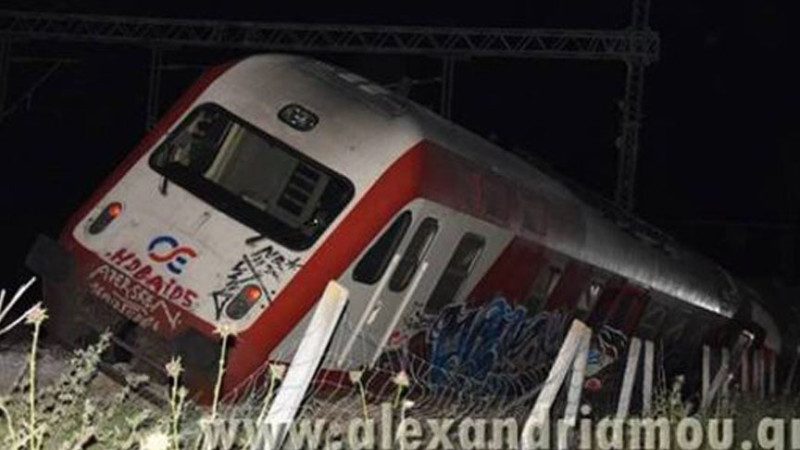 希臘火車5節車廂脫軌 17輛救火車急赴現場