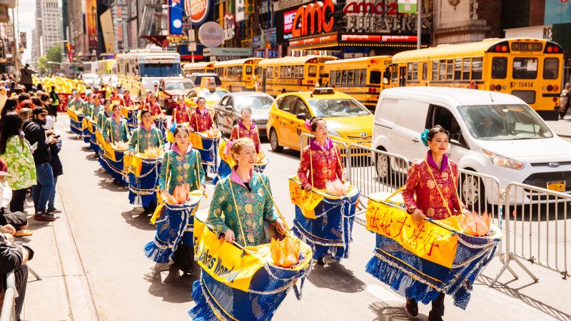 57國萬人紐約大遊行 慶法輪功傳世25周年（組圖三）