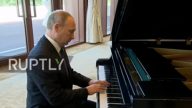 国宾馆钢琴走音出糗 普京钓鱼台即兴秀琴技扫兴（视频）