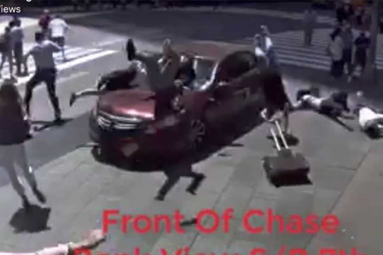 太驚悚！時代廣場汽車撞人 監控接力記錄全程（視頻）