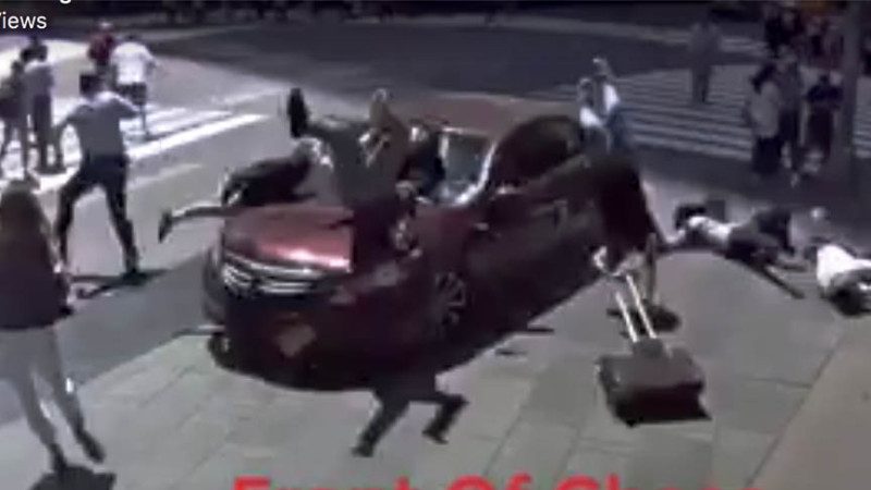 太惊悚！时代广场汽车撞人 监控接力记录全程（视频）