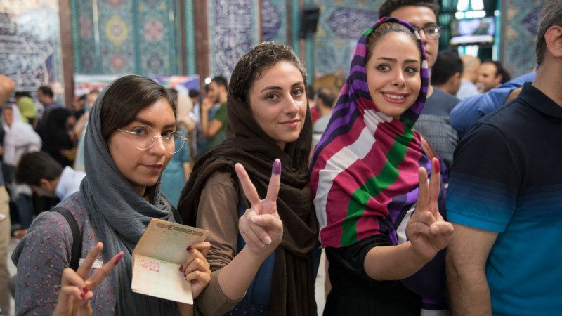 伊朗總統大選 投票率高達70% 現任總統有望連任