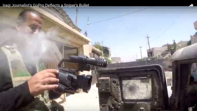 女狙击手放冷枪 伊拉克战地记者摄影机挡子弹