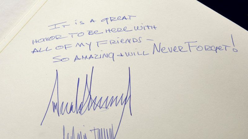 川普访以留言受关注 美国前任总统签名逐个看