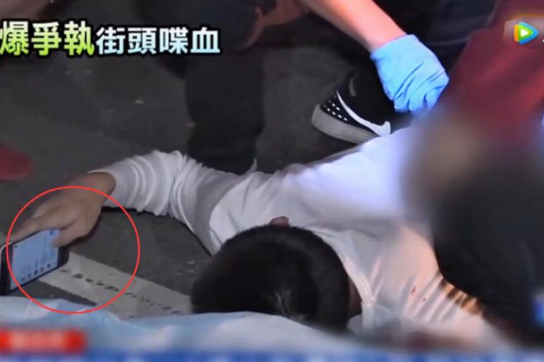 台15歲少年被砍3刀倒地 僅1手能動 竟還玩手機