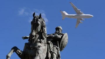 俄2军机闯英国空域 台风战机迎头驱赶