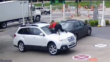 眼看偷车贼要开走爱车，妙龄女子用这招，逼他落荒而逃