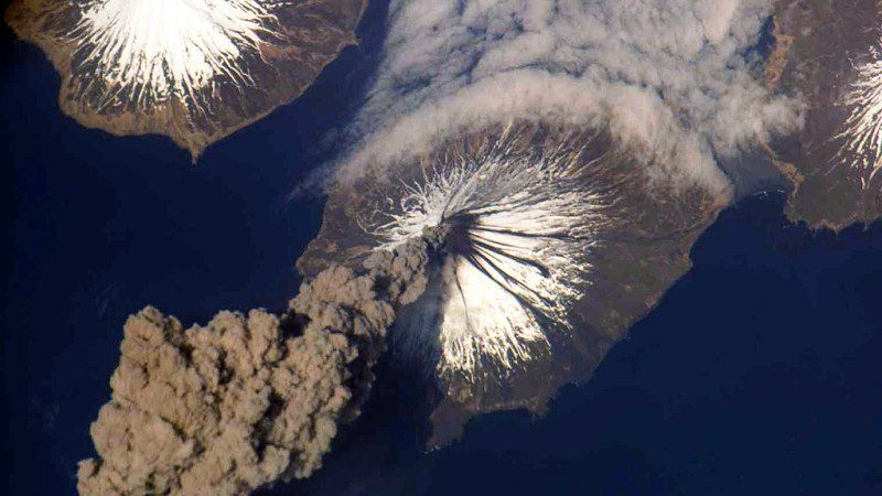 阿拉斯加火山噴發衝3.5萬英尺 航空警戒升至紅色