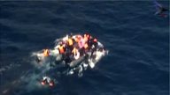 驚險！橡膠快艇突起火 逾30移民跳海逃生