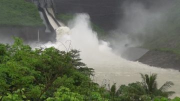 梅雨锋面来袭 曾文水库今年首度泄洪